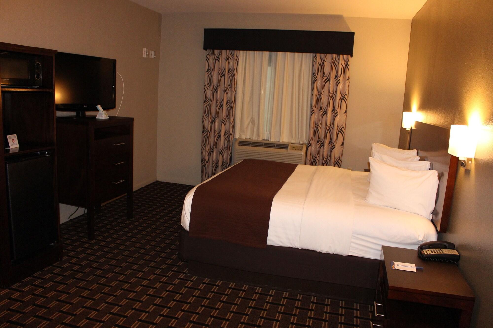 Baymont By Wyndham Columbus Hotel Exterior photo