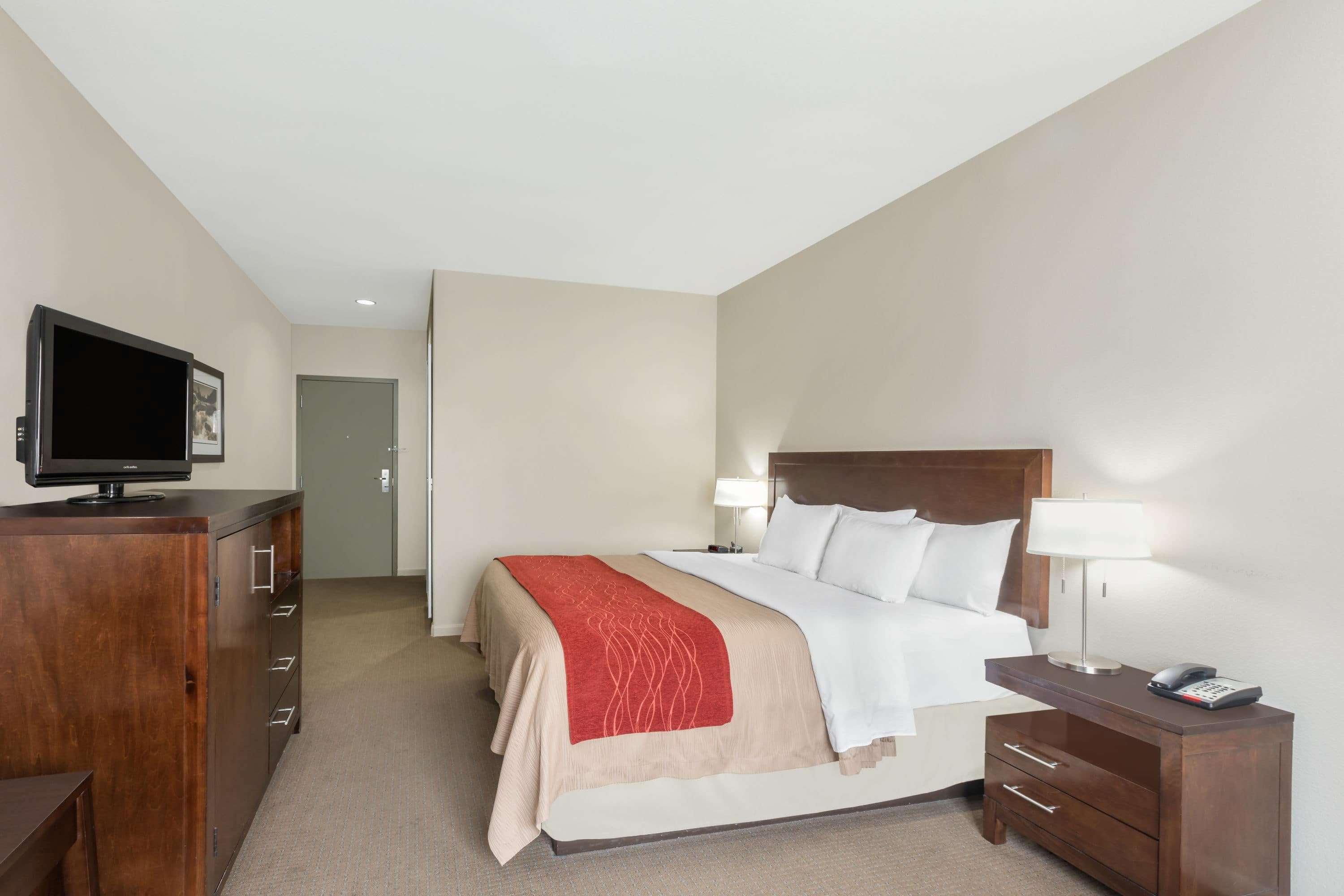 Baymont By Wyndham Columbus Hotel Exterior photo