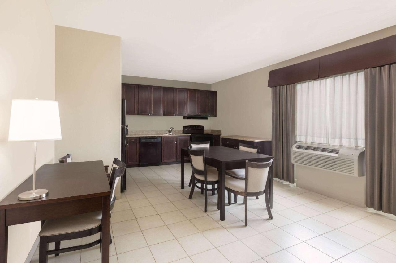 Baymont By Wyndham Columbus Hotel Exterior photo
