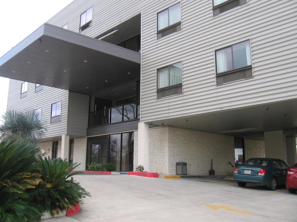 Baymont By Wyndham Columbus Hotel Exterior photo