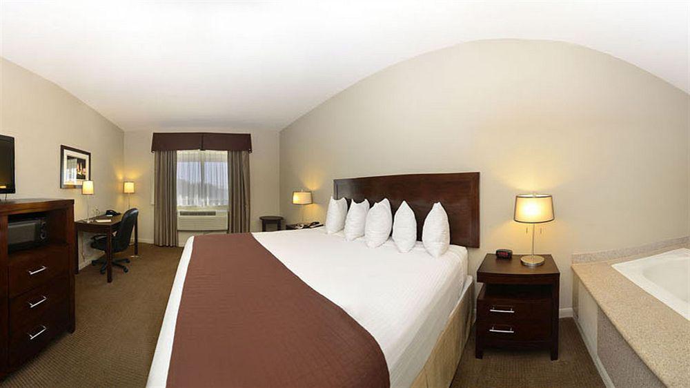 Baymont By Wyndham Columbus Hotel Exterior photo